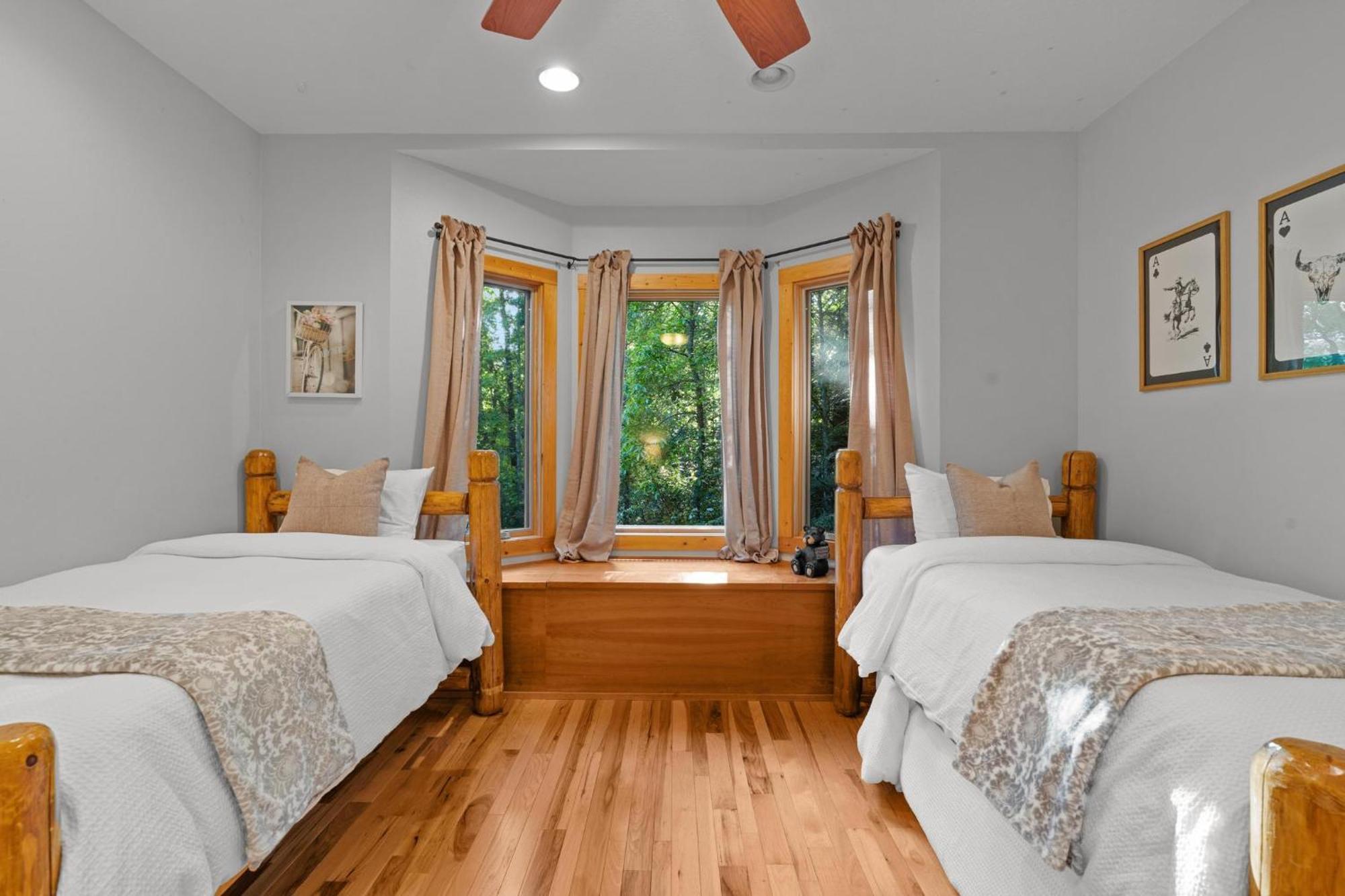Lux Mtn Cabin - Hot Tub, Fire Pit, Game Room Franklin Esterno foto
